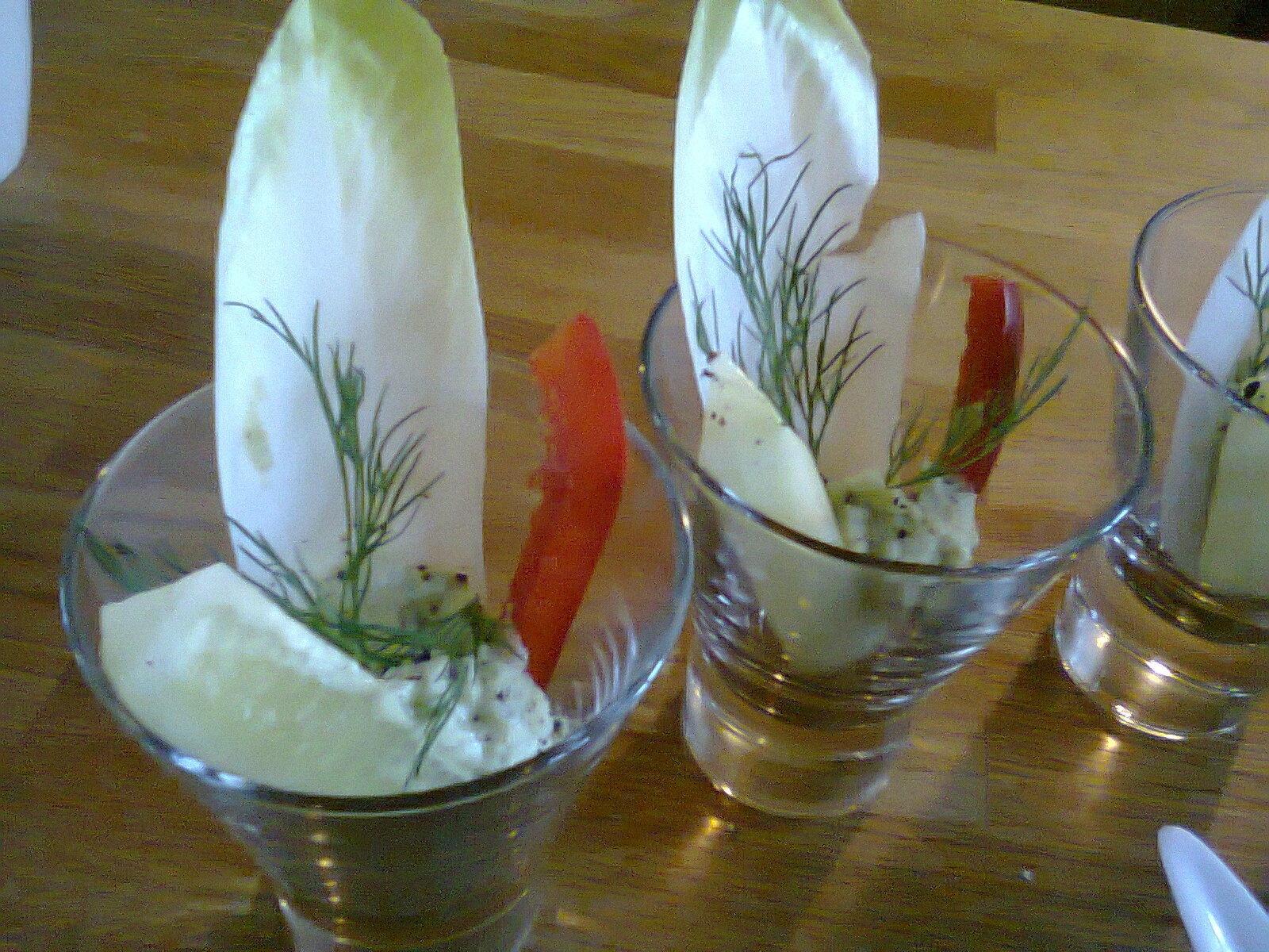 Chicoreeblätter mit Avocado-Joghurt-Crème